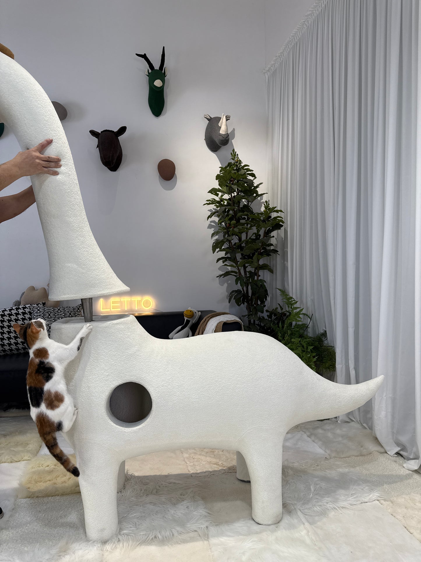 2-Meter Tall Classic Dinosaur-Themed Cat Tree with Built-in Cat Nest – Pet-Friendly & Disassemblable